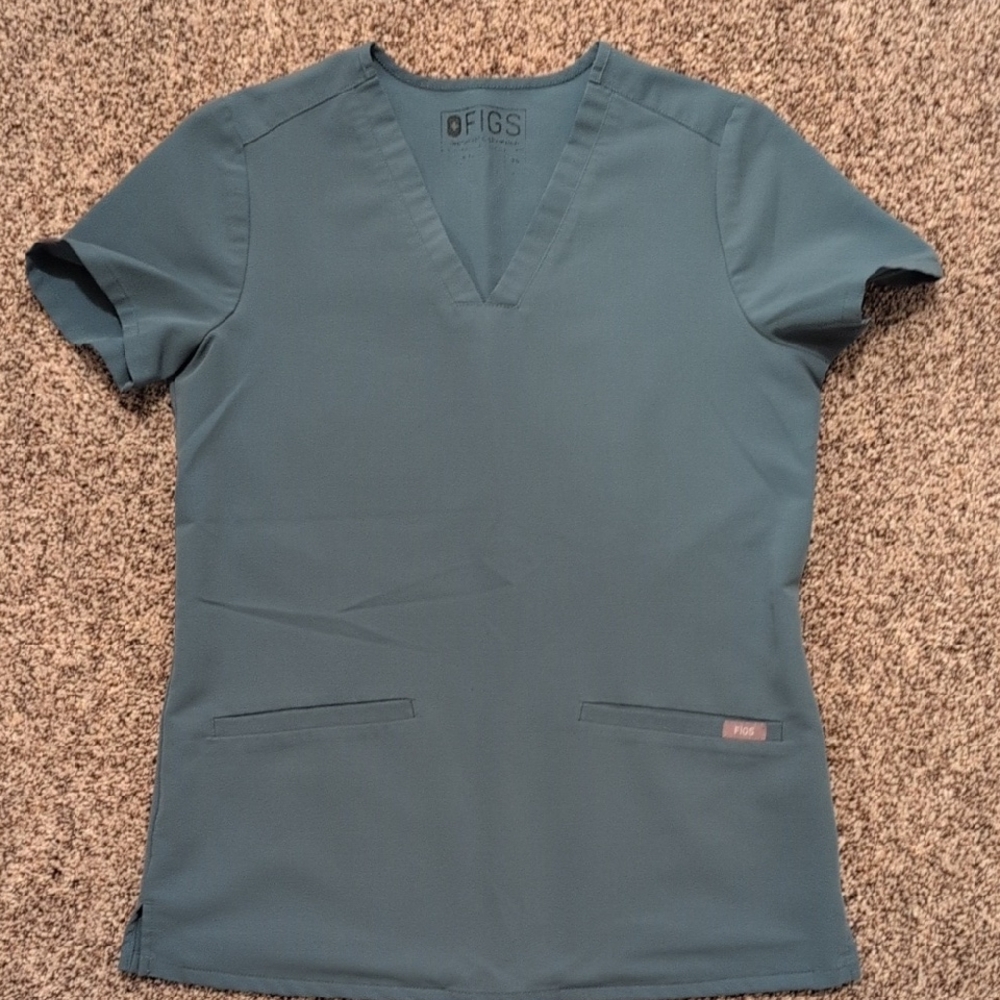 FIGS Women's Casma 3 Pocket Scrub Top